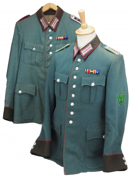 4.1.) Uniformen / Kopfbedeckungen Lot von 2 Polizei Uniformen eines Meisters der Schutzpolizei.1.)