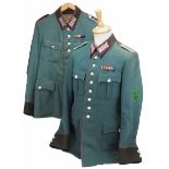 4.1.) Uniformen / Kopfbedeckungen Lot von 2 Polizei Uniformen eines Meisters der Schutzpolizei.1.)