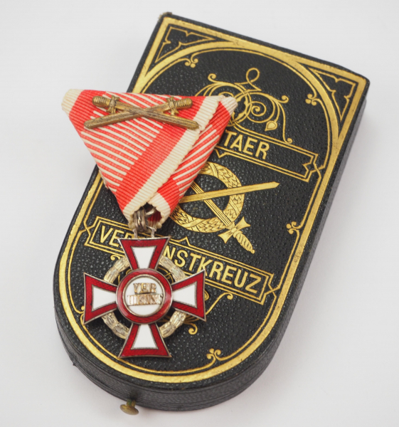 2.1.) Europa Österreich: Militär-Verdienstkreuz, 3. Klasse mit Kriegsdekoration, im Etui.Silber,