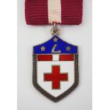 2.1.) Europa Lettland: Abzeichen des Roten Kreuzes.Silber, teilweise vergoldet und emailliert,