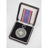 1.2.) Deutsches Reich (1933-45) Luftschutz Ehrenzeichen, 2. Stufe, im Etui.Medaille in Kriegsmetall,