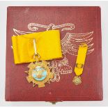 2.2.) Welt Mexiko: Orden des Aztekischen Adlers, Komturkreuz im Etui.Silber vergoldet, das Medaillon