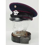 4.1.) Uniformen / Kopfbedeckungen Feuerlöschpolizei: Schirmmütze und Koppel eines Feuerwehrmannes.