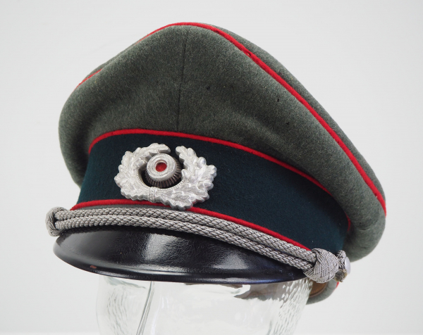 4.1.) Uniformen / Kopfbedeckungen Wehrmacht: Schirmmütze eines Artillerie Offiziers.Feldgraues Tuch,