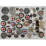 1.2.) Deutsches Reich (1933-45) Sammlung Rot-Kreuz-Broschen und Kleinabzeichen.Diverse. Fundgrube.