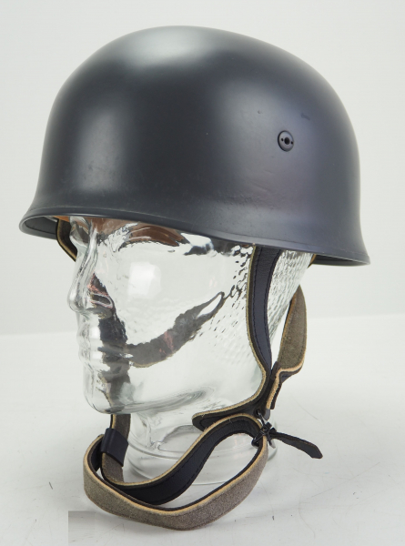 4.1.) Uniformen / Kopfbedeckungen Luftwaffe: Fallschirmspringer Helm.Grau lackiert, mit sauberem