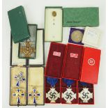 1.2.) Deutsches Reich (1933-45) Lot von 8 Auszeichnungen im Etui.Diverse.Zustand: II 1.2.)