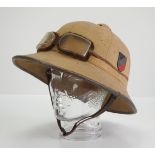 4.1.) Uniformen / Kopfbedeckungen Wehrmacht: Tropenhelm des Afrikakorps, 1. Modell.Sandfarbenes