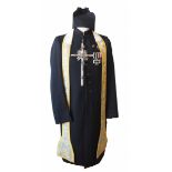 4.1.) Uniformen / Kopfbedeckungen Gewandung eines Priesters aus den 1930er Jahren.Birett mit