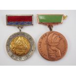 2.1.) Europa Lettland: Lot von 2 Medaillen.Je mit emaillierter Tragespange; eines mit rückseitig