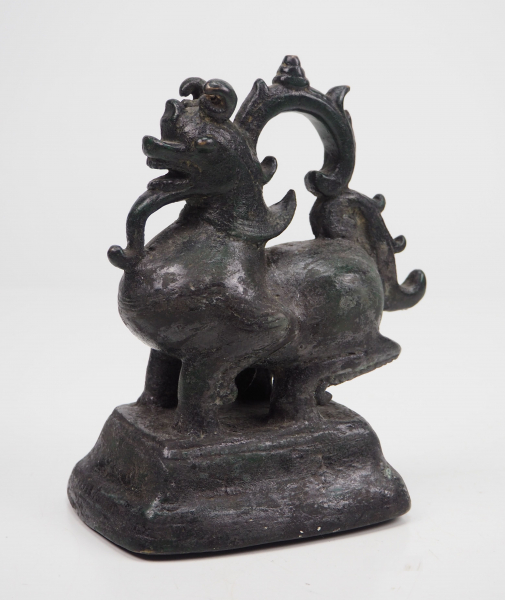 7.2.) Ethnologica China: Bronze Löwe.Grünlich patinierter, schwerer Bronzelöwe auf Sockel.Höhe