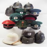 4.1.) Uniformen / Kopfbedeckungen Sammlung militärischer Kopfbedeckungen.Fundgrube.Zustand: II- 4.
