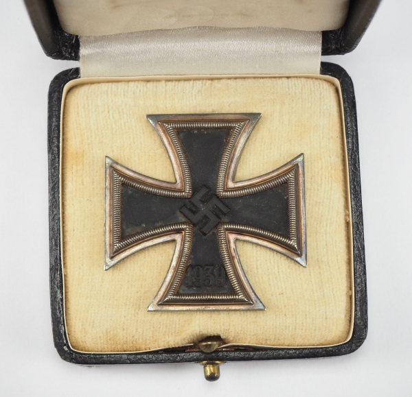 1.2.) Deutsches Reich (1933-45) Eisernes Kreuz, 1939, 1. Klasse, im Etui.Geschwärzter Eisenkern, - Image 2 of 5