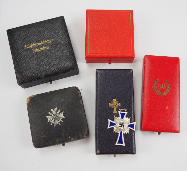 1.2.) Deutsches Reich (1933-45) Lot von 5 Verleihungsetuis.Diverse, alle leer - nur ein Ehrenkreuz