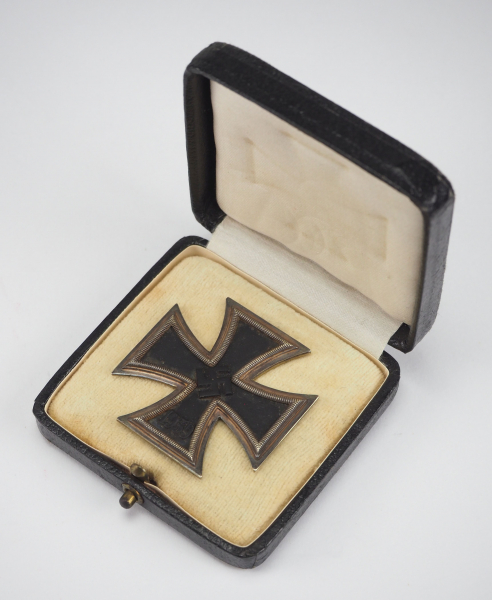 1.2.) Deutsches Reich (1933-45) Eisernes Kreuz, 1939, 1. Klasse, im Etui.Geschwärzter Eisenkern,