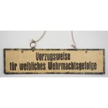 4.2.) Effekten / Ausrüstung Schild "weibliches Wehrmachtsgefolge".Hartkartonageschild mit