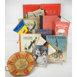 7.1.) Historica Konvolut Olympia.Diverse Bücher (19361952), 3 Boxwimpel, Fotobuch und Schale von