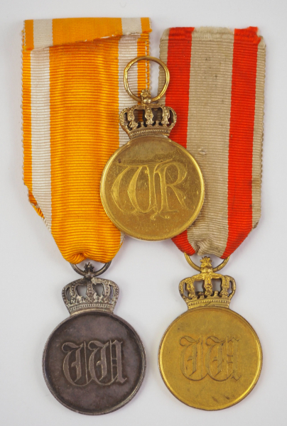 1.1.) Kaiserreich (bis 1933) Preussen: Lot von 2 Medaillen des Roten- und 1 Medaille des Kronen- - Image 2 of 2