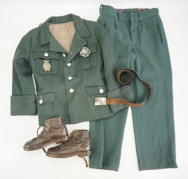 4.1.) Uniformen / Kopfbedeckungen Wehrmacht: Kinderuniform Ensemble.1.) Uniformjacke, ohne Effekten,