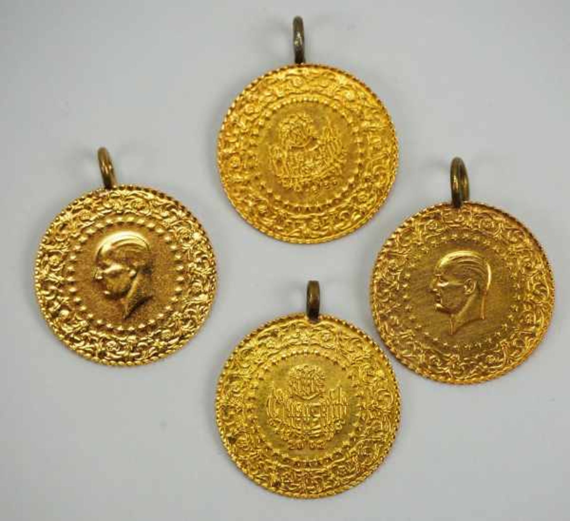 7.4.) MünzenTürkei: Lot von 4 Goldmünzen.Gold, jeweils gehenkelt.Zustand: II7.4 ) Coins