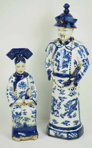 7.1.) HistoricaChina: Paar Porzellanfiguren.Mann stehend, Frau sitzend, in traditioneller Gewandung,