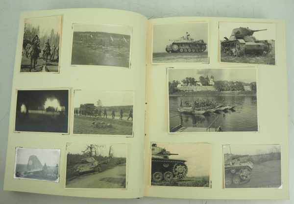 7.1.) HistoricaPrach-Fotoalbum eines Panzer-Soldaten.Ledereinband, mit aufgelegtem Eisenern Kreuz, - Image 3 of 6