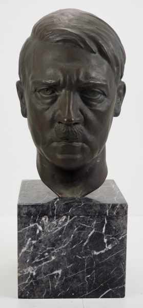 7.1.) HistoricaAdolf Hitler Bronze Büste.Bronze, ausdrucksstarke Büste, im Nackenansatz signiert of.