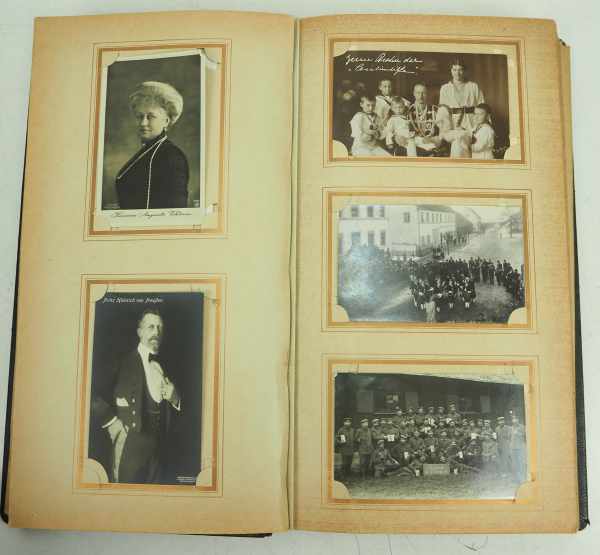 7.1.) HistoricaFoto- und Postkartenalbum aus Hochadelsbesitz.Über 200 Fotos und Postkarten, teils - Image 5 of 7