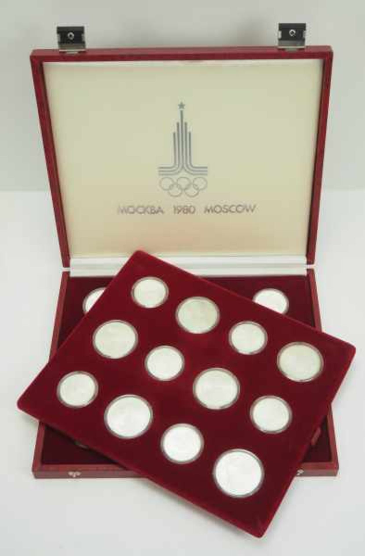 7.4.) MünzenRussland: Moskau Olympiade 1980 Münz-Set.Im roten Etui.Zustand: I-7.4 ) Coins - Image 2 of 2