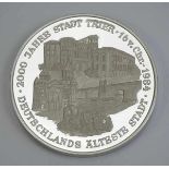 7.4.) MünzenSilber Medaille 2000 Jahre Stadt Trier.Silber, im Rand 067 gepunzt.150 g.Zustand: I-7.