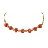 Collier en or jaune composé de 7 billes de corail et d'or filigrané fait [...]