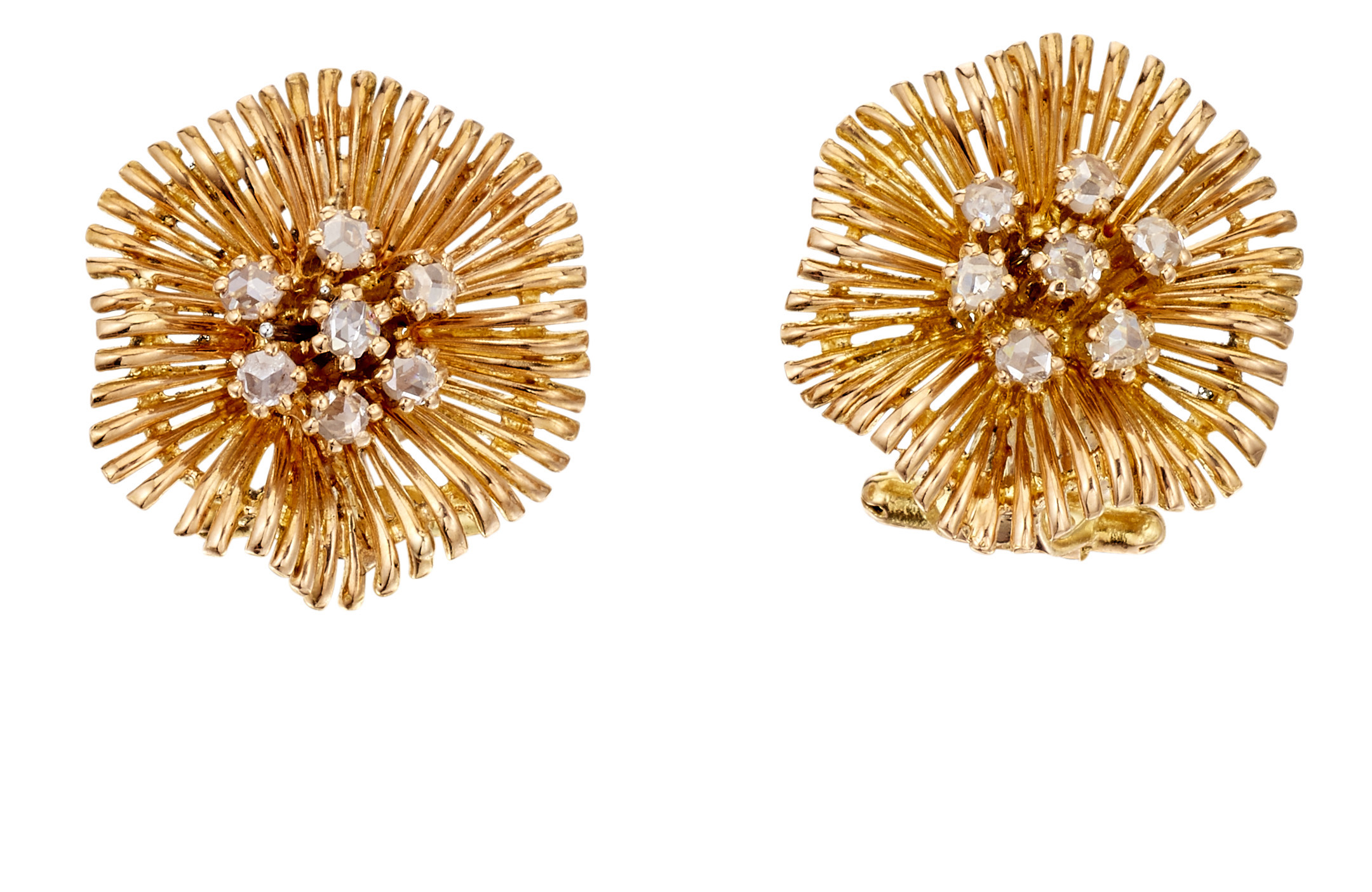 Paire de clips d'oreilles en or jaune à décor floral sertis chacun de diamants [...]