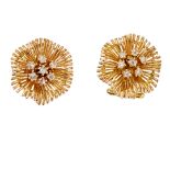 Paire de clips d'oreilles en or jaune à décor floral sertis chacun de diamants [...]