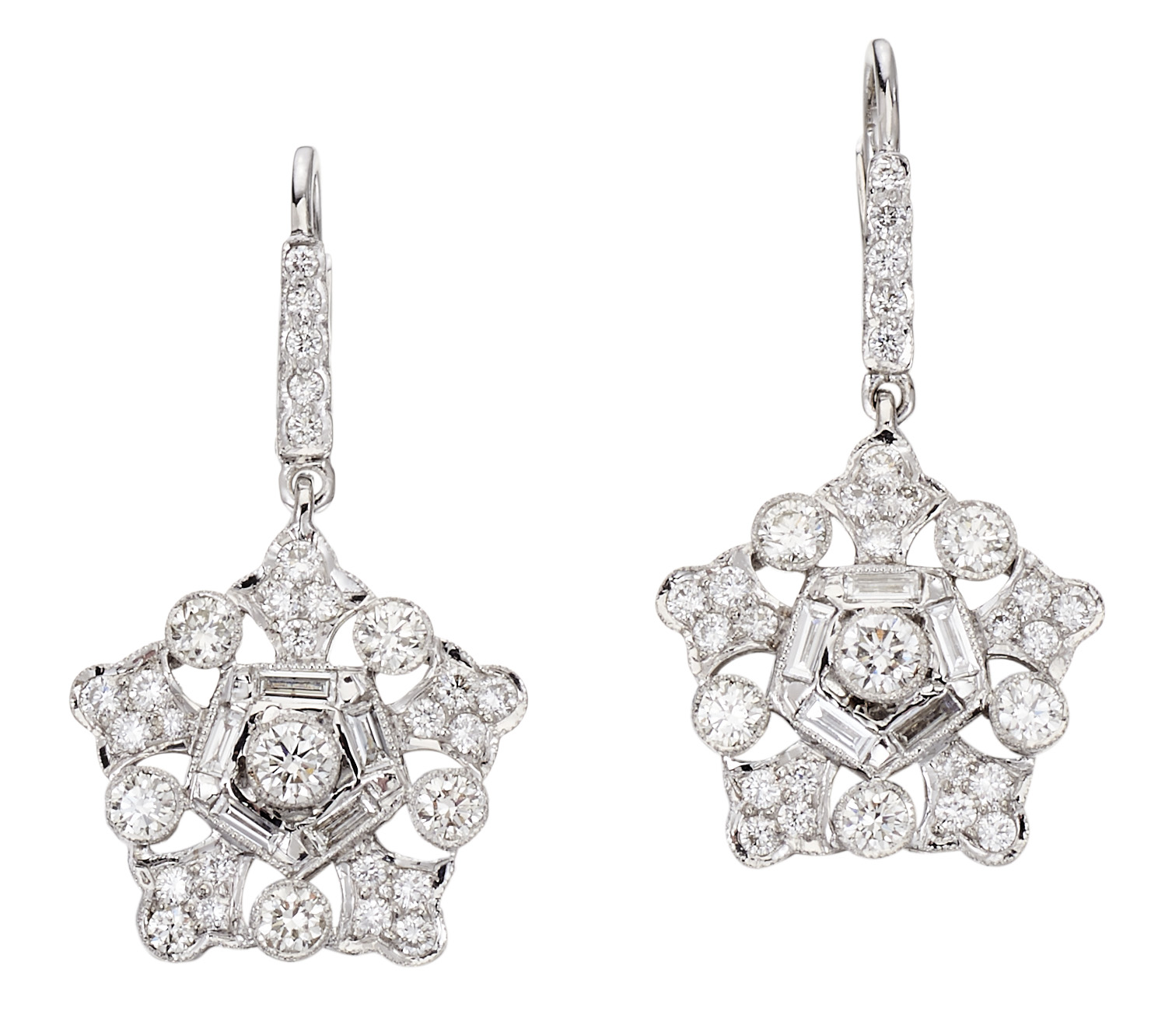 Paire de boucles d'oreilles dormeuses stylisant un flocon de neige serties de [...]