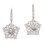 Paire de boucles d'oreilles dormeuses stylisant un flocon de neige serties de [...]