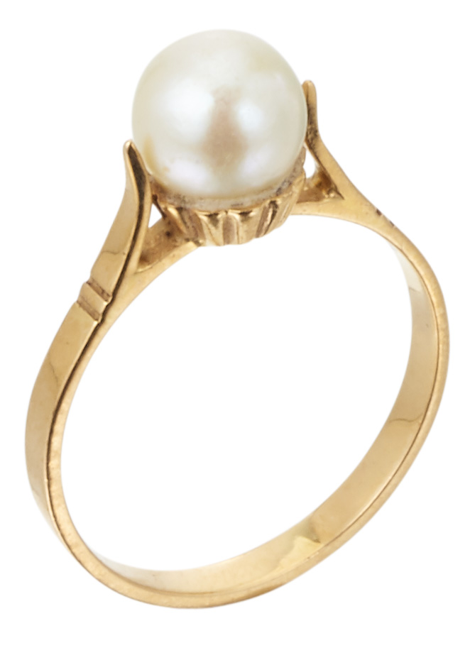 Bague en or jaune montée d'une perle blanche mesurant 6,52 mm TDD : 50 Poids brut : [...]