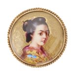 Broche en or jaune entourant le portrait délicatement peint à la main d'une femme [...]