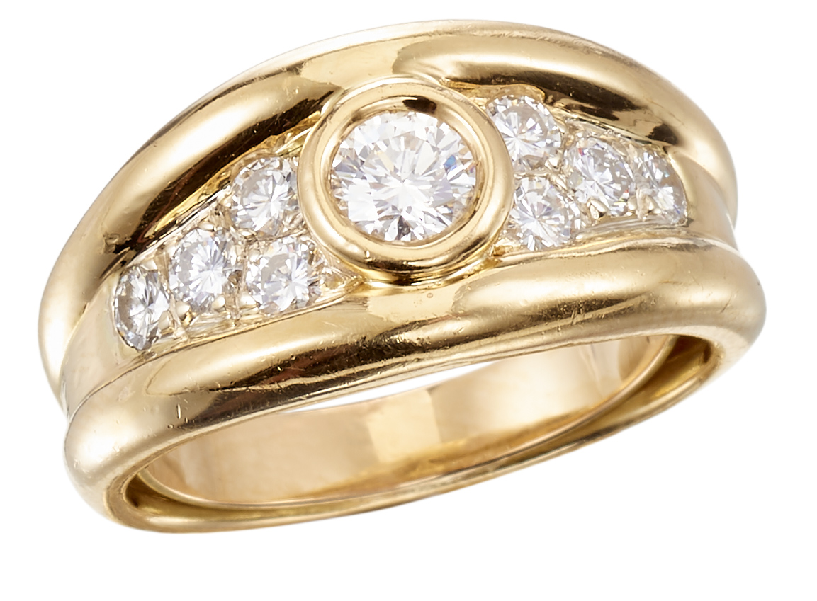 Bague en or jaune sertie au centre d'un diamant taille brillant de belle qualité [...]