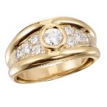 Bague en or jaune sertie au centre d'un diamant taille brillant de belle qualité [...]
