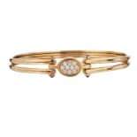 Joli bracelet rigide en or jaune agrémenté d'un fermoir de diamants taille brillant [...]