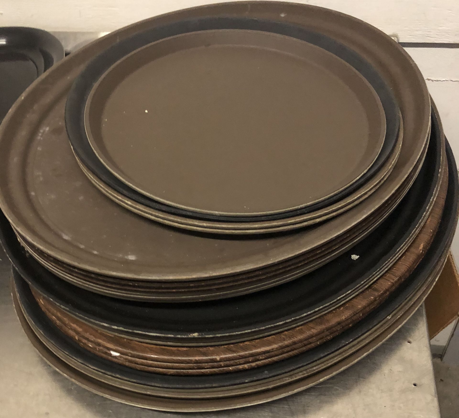 Lot 222 - lot of 22 serving trays of various sizes