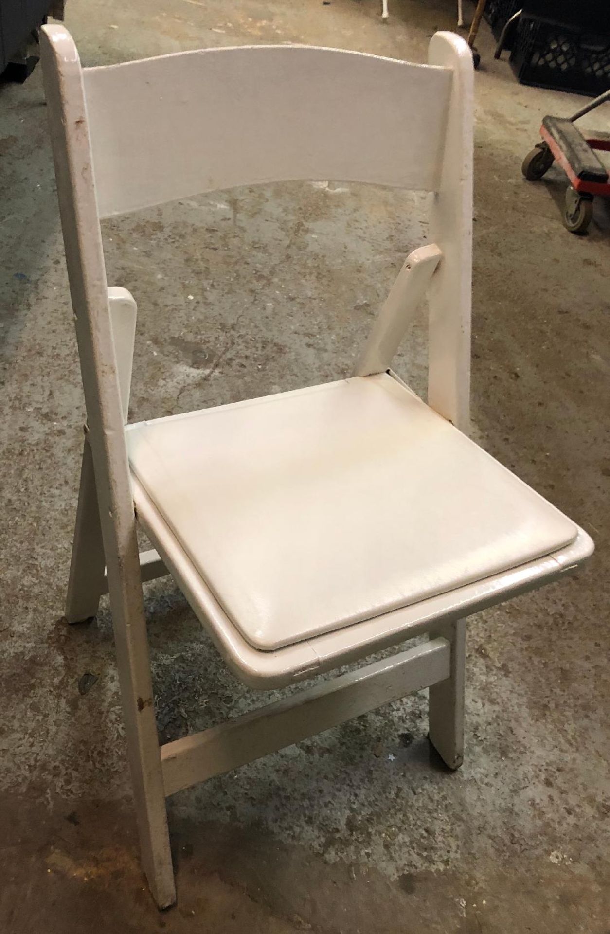 26pcs White wood folding chairs, padded seat