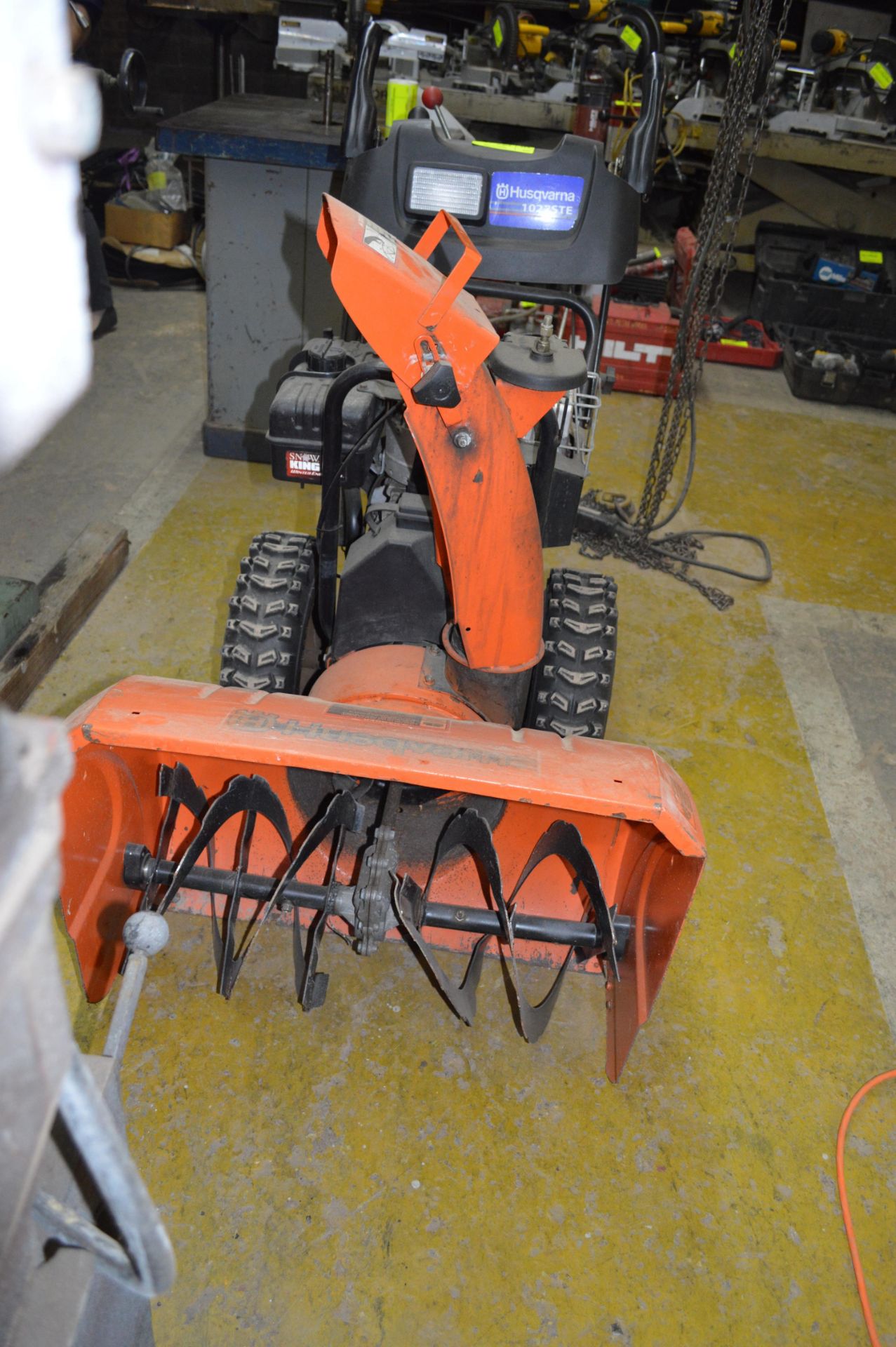 HUSQVARNA 2 STAGE SNOW BLOWER 1027STE