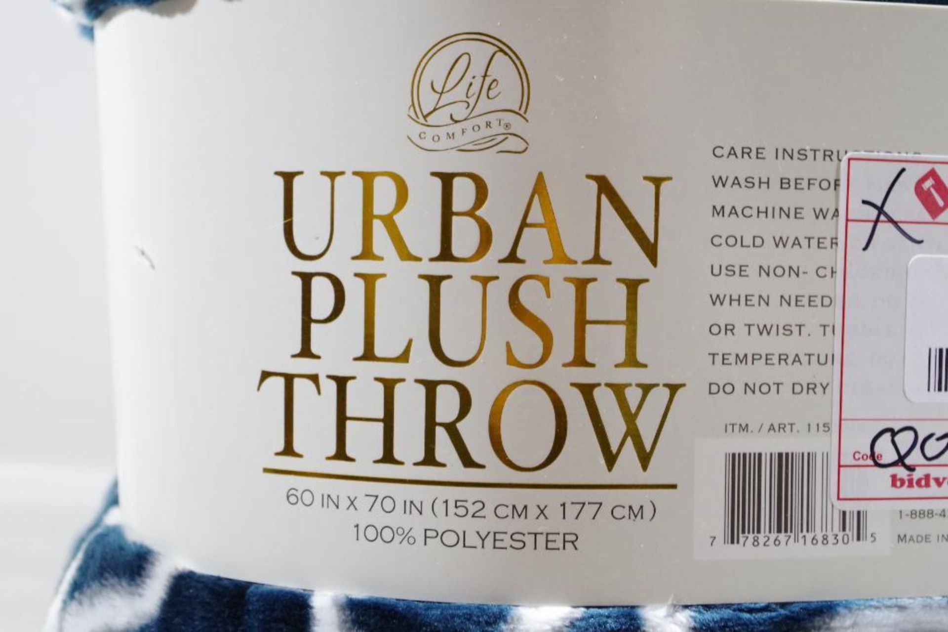LIFE COMFORT Urban Plush Throw, 60" x 70" (Appears New) - Bild 2 aus 3