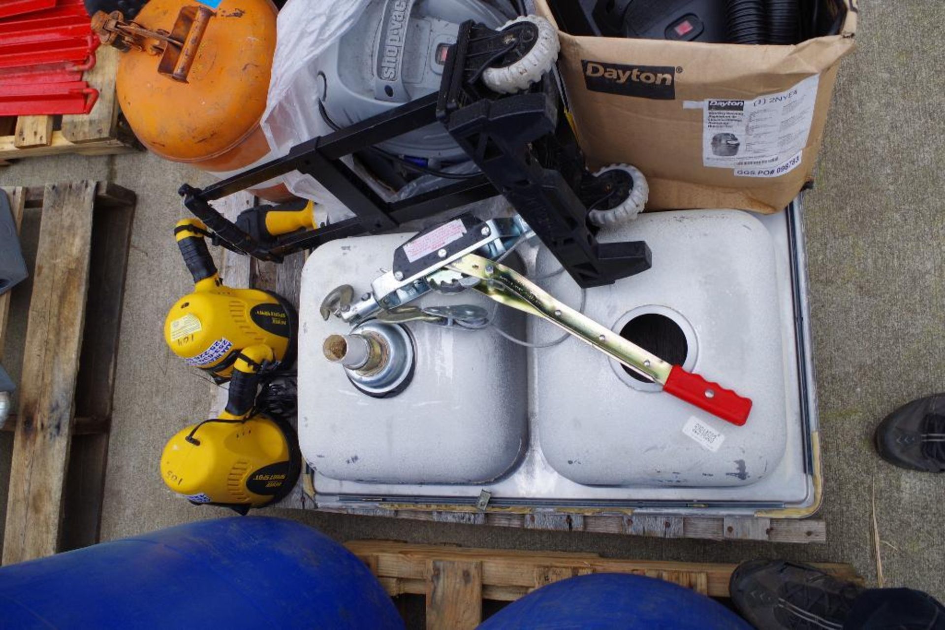 [QTY] Asst. Items, Condition Unknown: Winch Puller, Vacuums, Fuel Can & More - Bild 2 aus 3