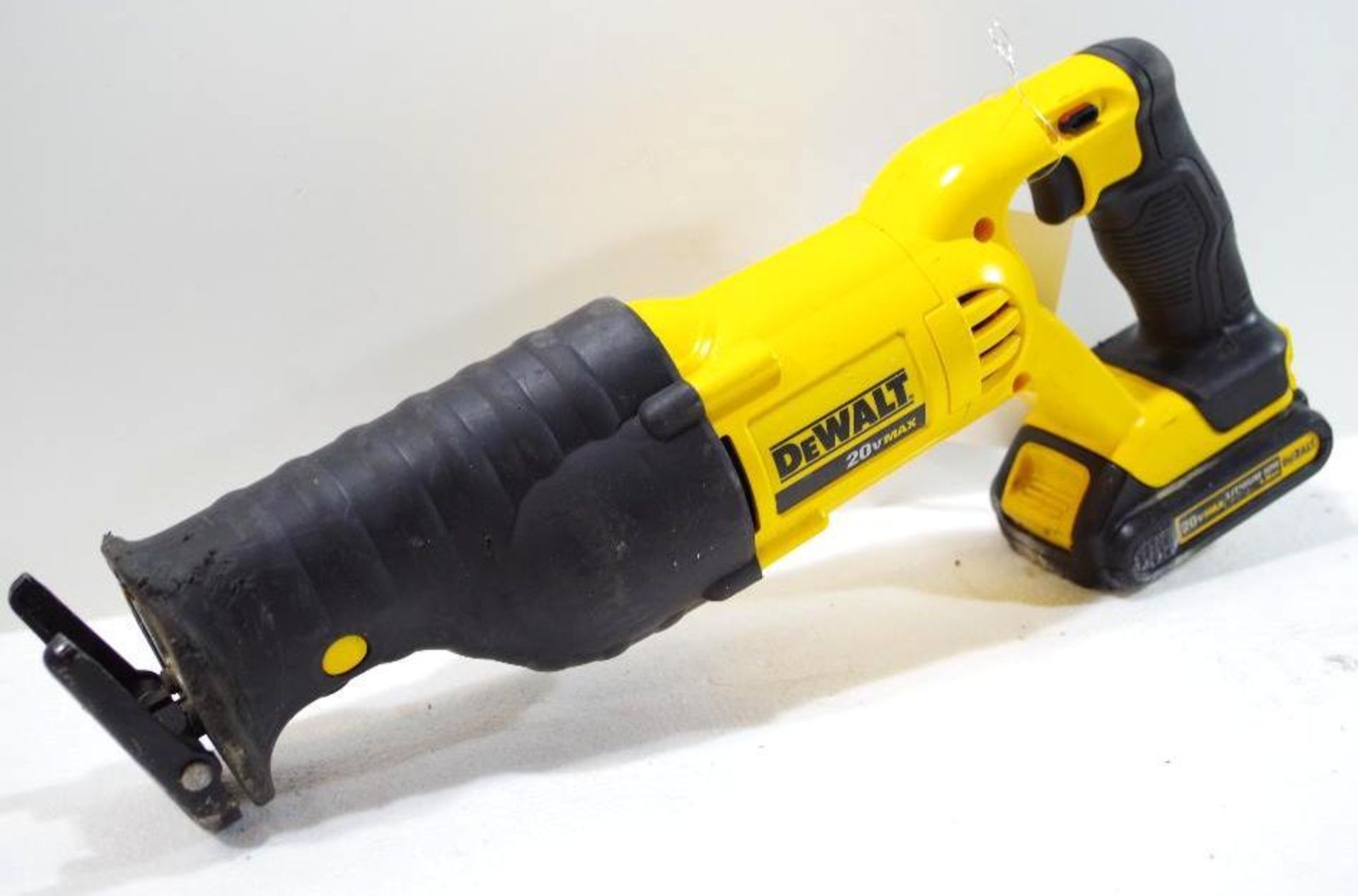 DEWALT 20V Variable Speed Reciprocating Saw M/N DCS380 w/ Battery