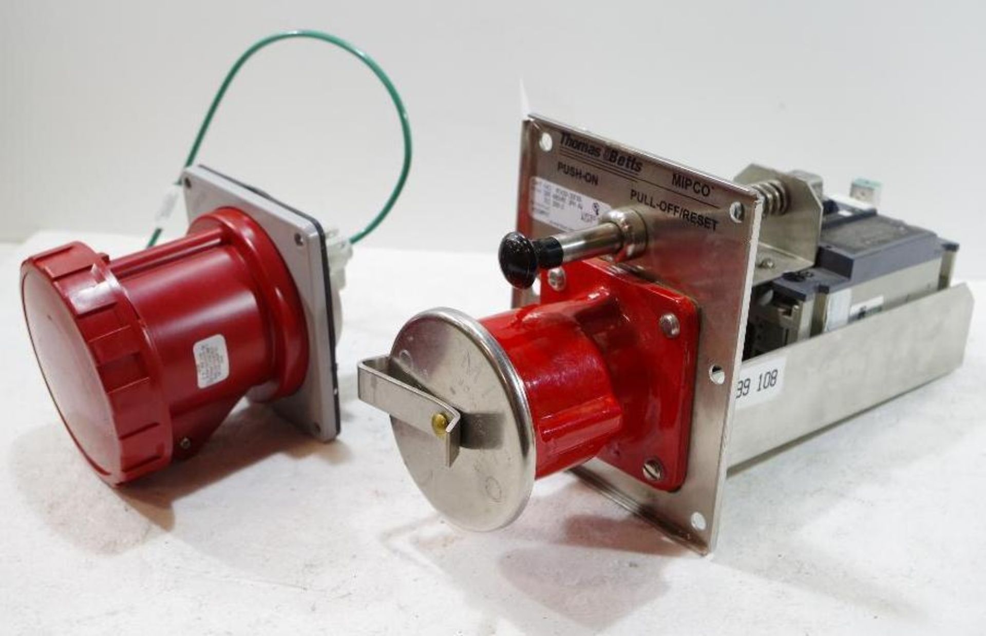 THOMAS & BETTS Module M/N MT433-30F22 Retail: $4245 & RUSSELLSTOLL Pin & Sleeve Receptacle