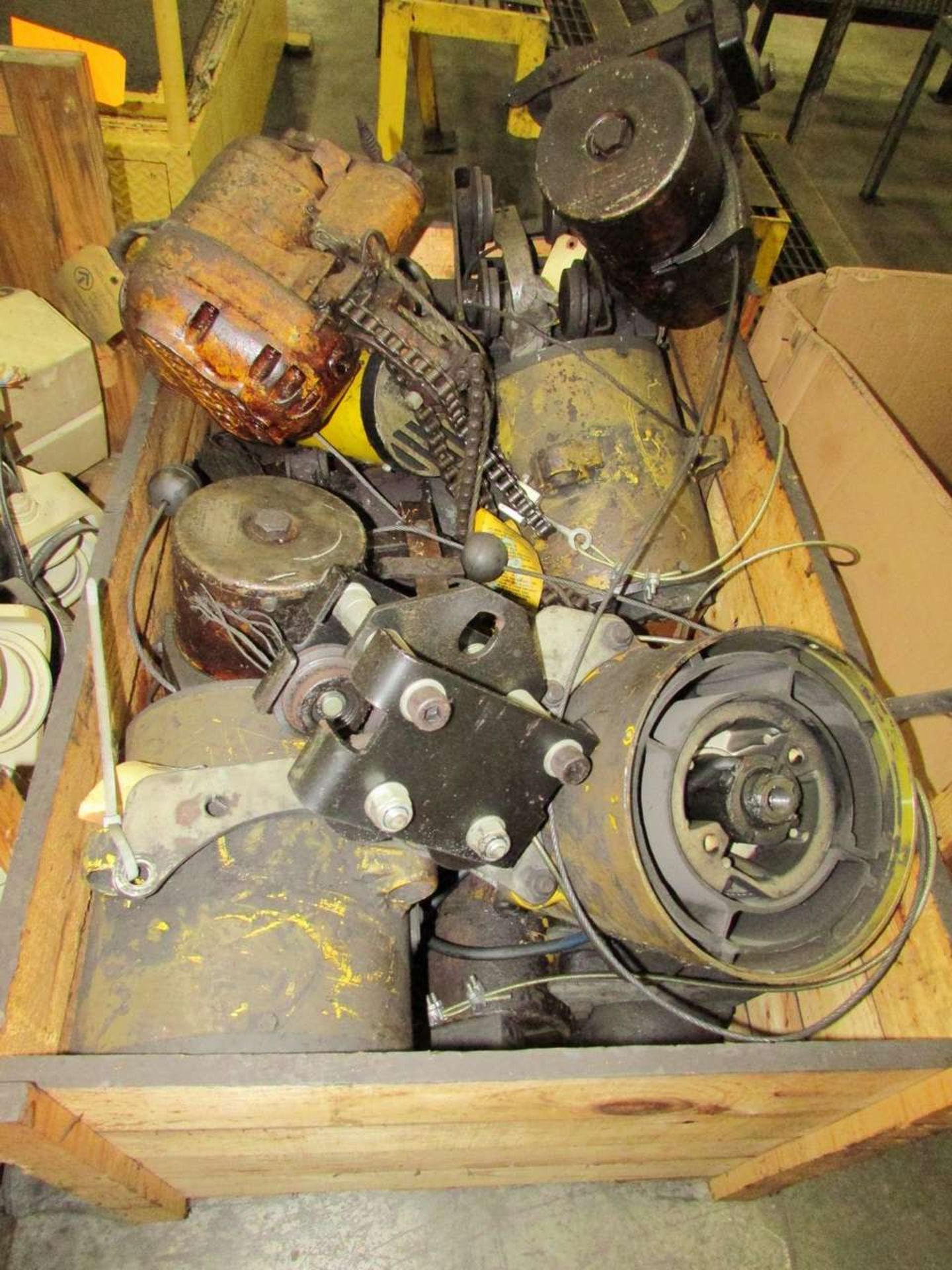 Crate of Assorted Hoists, Balancers, and Trollies - Image 2 of 2