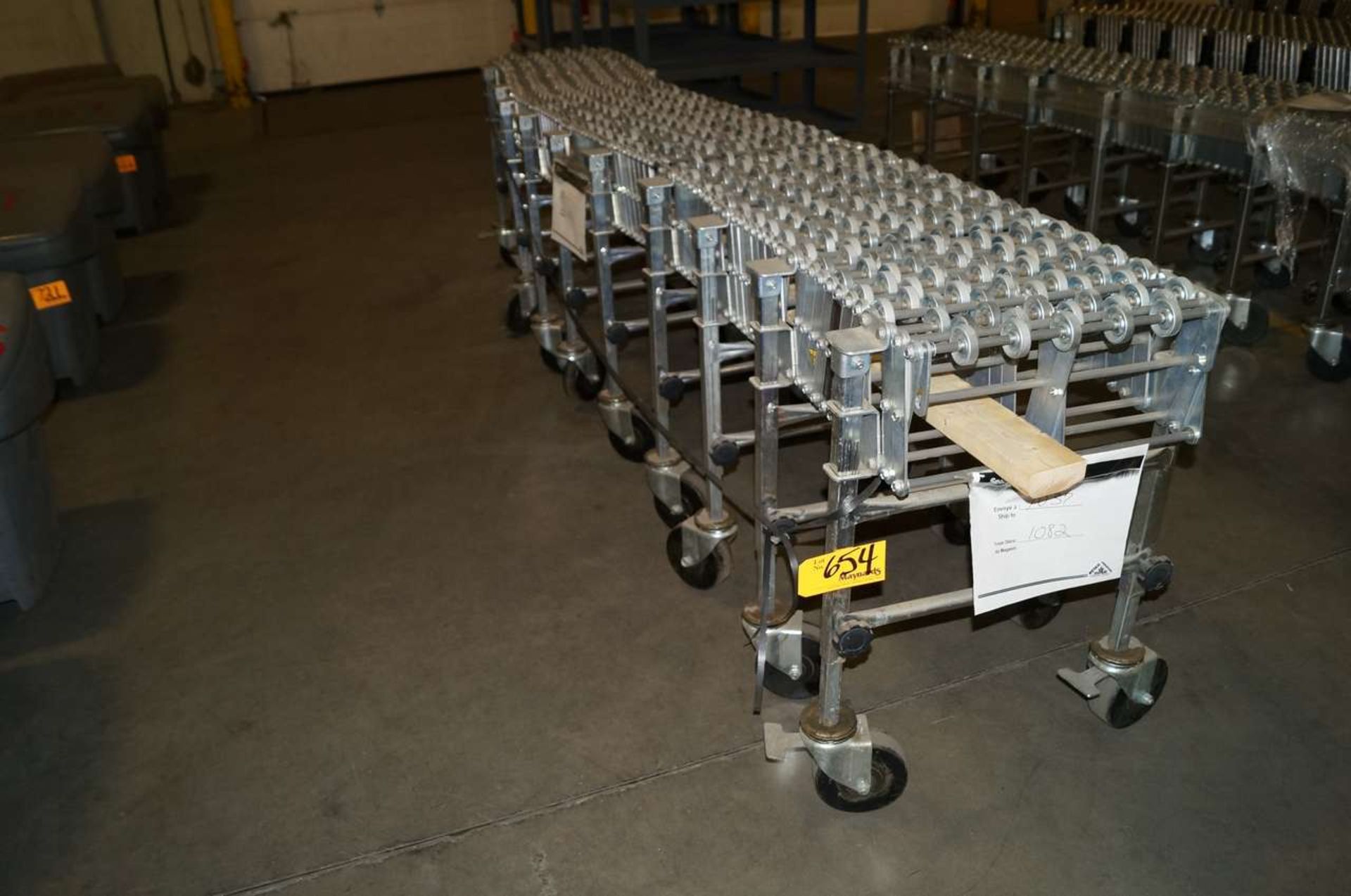 Flexible Material Handling Nestaflex 376 18'' Portable Extendable Roller Conveyor