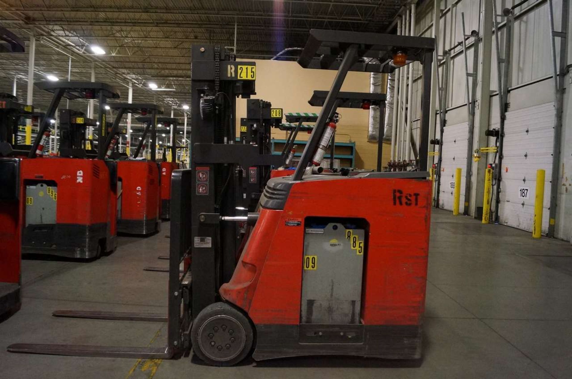 2010 RAYMOND 410C-30TT Electric Counterbalance Stand Up Down - Image 4 of 5